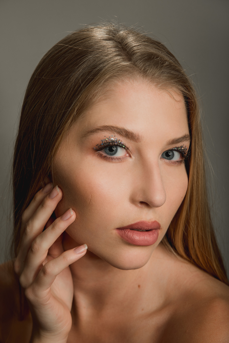 Profesionalni beauty headshot posnet v foto studiu..