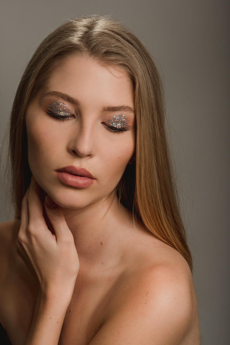 Slika beauty headshot z makeup-om za posebne priložnosti.