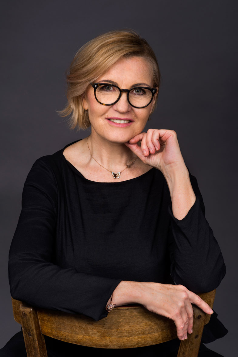Poslovni ženski portret v studiu.