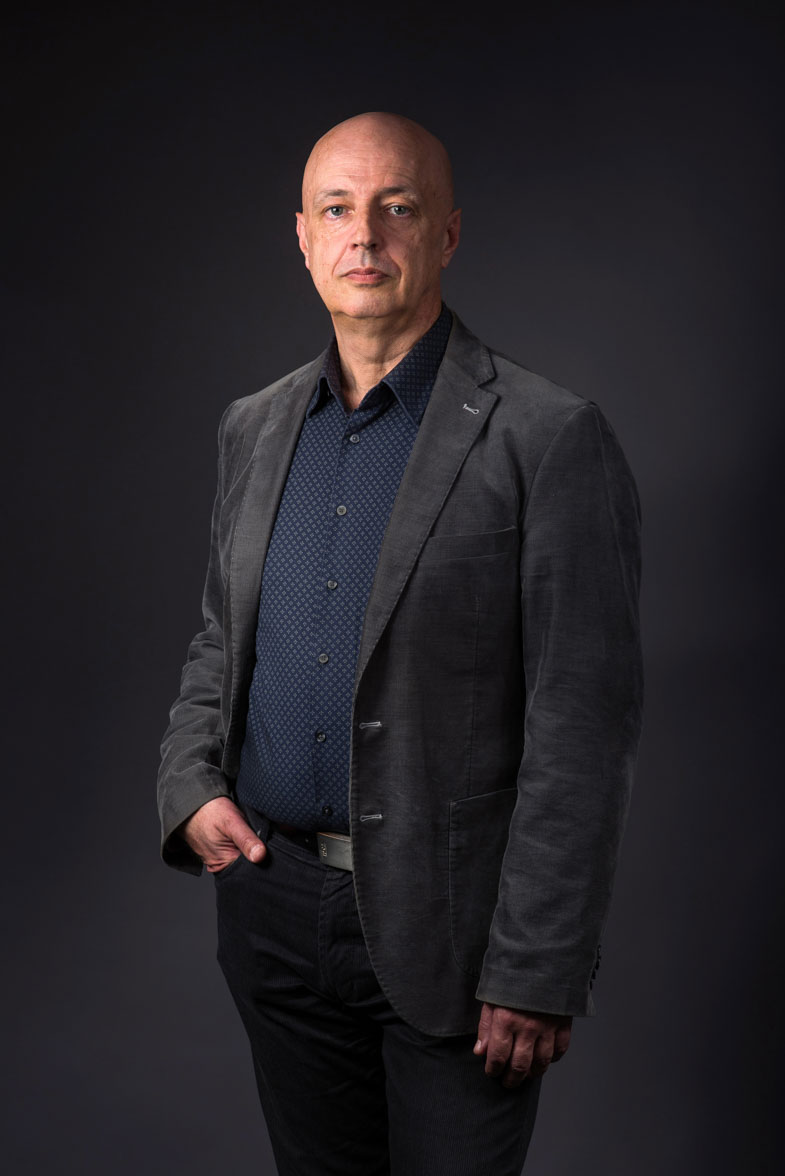 Poslovni portret moškega v fotografskem studiu.