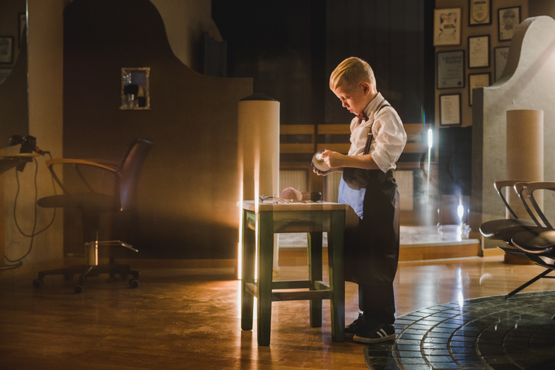 Portrait of a child representing a barber.