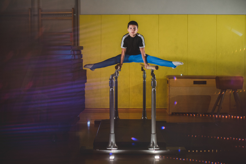 Gimnastičar med telovadbo.