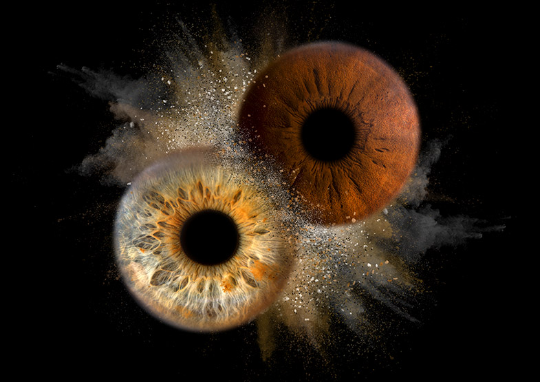 Kreativna fotografija dveh očes – makro fotografija dveh šarenic z kreativnim ozadjem