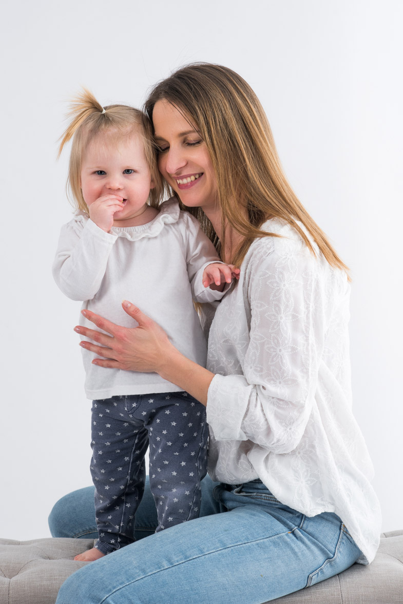 Photographing a child with his mother in a photo studio.