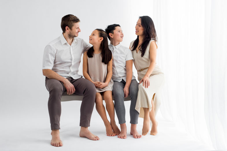 Relaxed family photography in the photo studio.