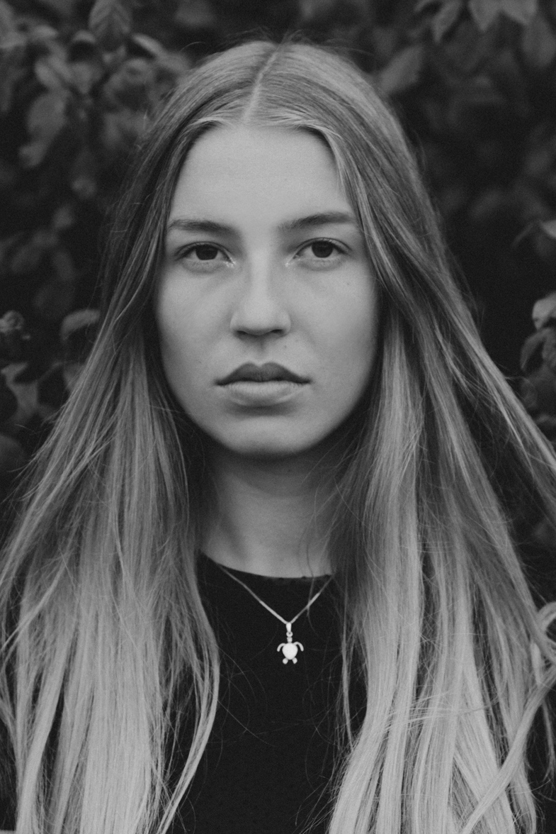 Črno bel ženski doprsni portret.