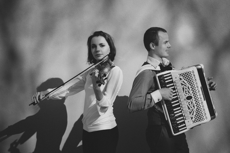 Professional photography of musicians in nature.