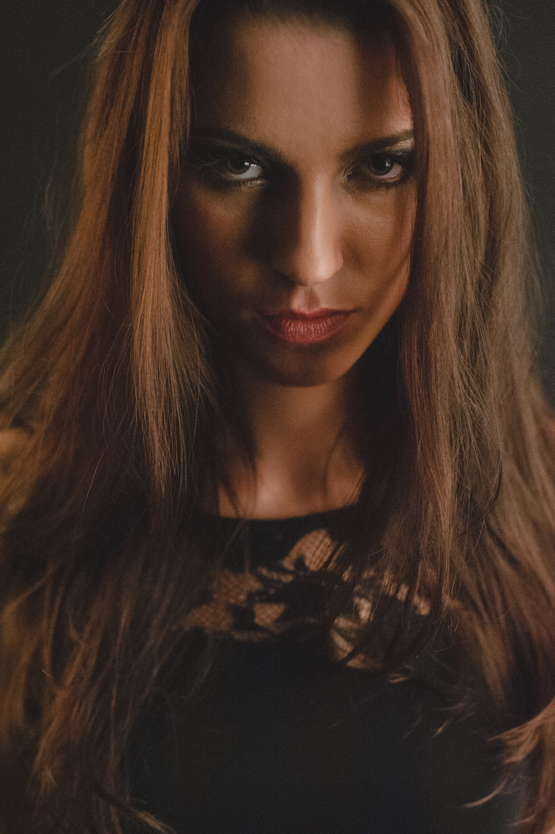 Modno slikanje v foto studiu s profesionalno fotografsko opremo.